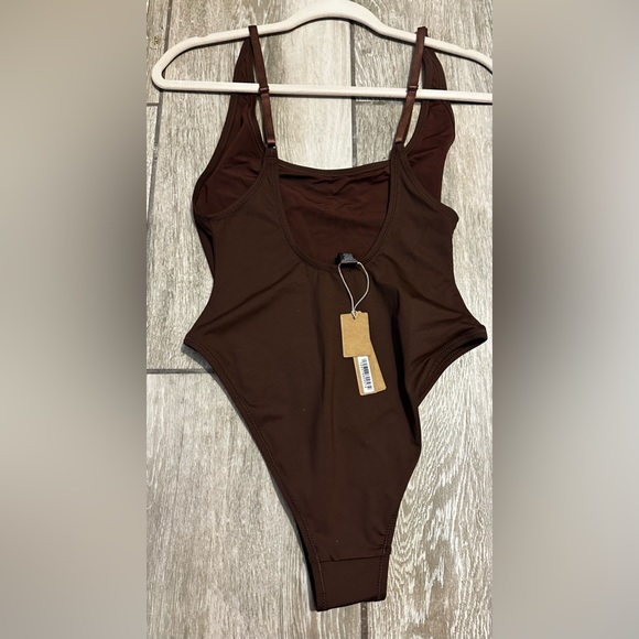 Skims Swim Scoop Neck One Piece - Picture 5 of 6